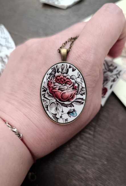 sautoir-divine-detail-rose-feuillage Grand sautoir ovale en porcelaine anglaise ancienne, rose bordeaux, laiton finition antique.