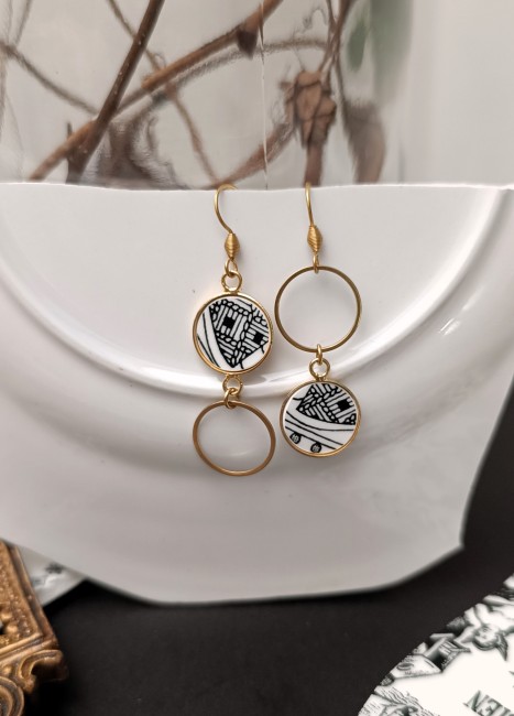 Boucles-dorées-asymetrique-Sonate–Bijou-faïence-ancienne-cadeau-de-Noël-artisanal Boucles asymétriques Sonate en faïence de Gien, bijou artisanal français unique et poétique, parfait pour Noël ou cadeaux spéciaux.