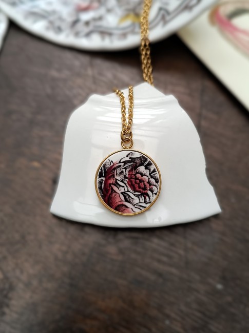 collier-divine-main-pendentif-rond-fond-clair