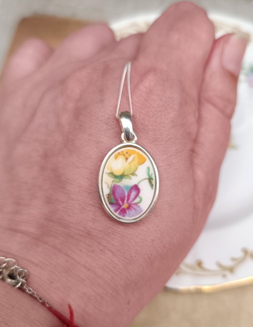 Collier POÉSIE porté, pendentif en porcelaine fine Crown Staffordshire recyclée, création artisanale française unique et responsable