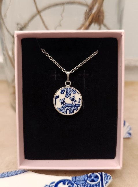 Collier Blue Willow présenté dans son écrin, prêt à offrir pour un anniversaire, les noces de porcelaine ou toute autre occasion.