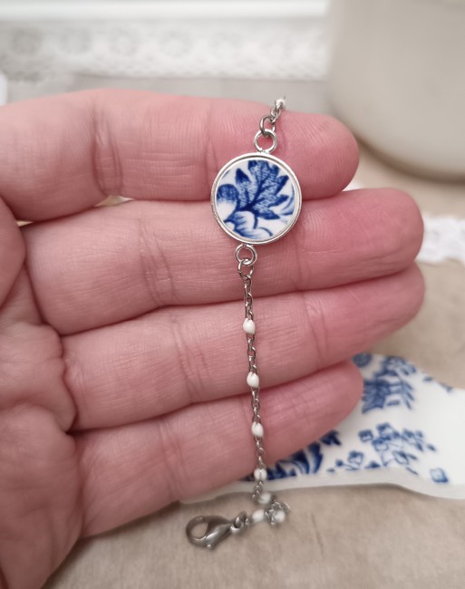 bleu vintage porcelaine anglaise Détail du motif fleuri bleu sur porcelaine anglaise ancienne Wood & Sons