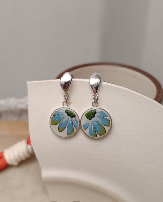 Boucles artisanales Samba en faïence recyclée et plaqué argent aux couleurs solaires.