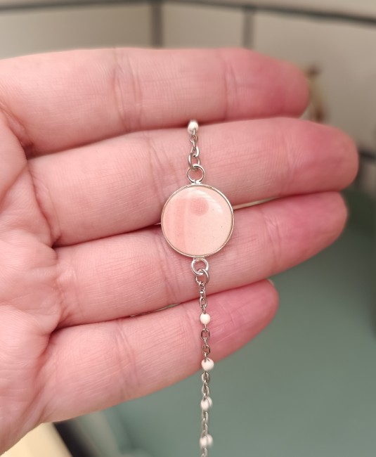 Boucles présentées en main pour apprécier les dimensions et les détails du motif.