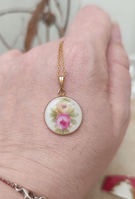 Création artisanale française : collier Romantika en porcelaine ancienne upcyclée, élégant, romantique et durable.