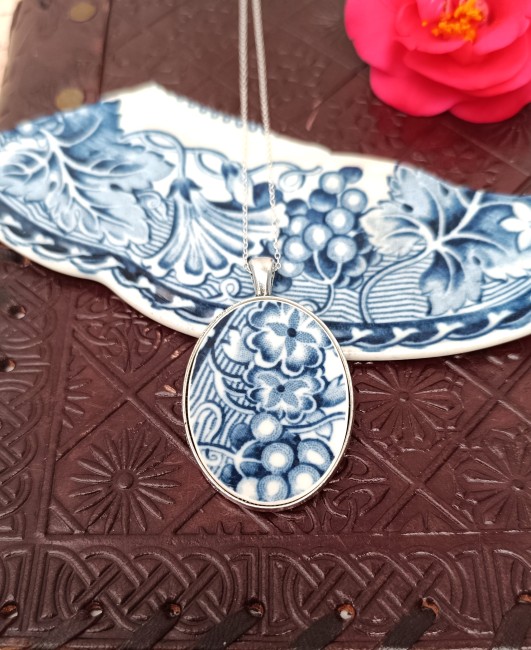 Collier bleu vintage pendentif en faïence recyclée