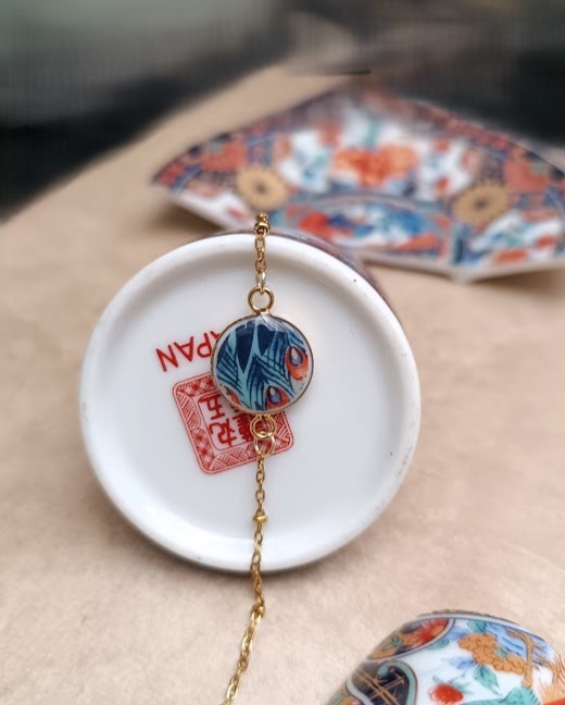 Bracelet Imari avec cabochon de 14 mm au motif plume de paon en porcelaine japonaise ancienne.