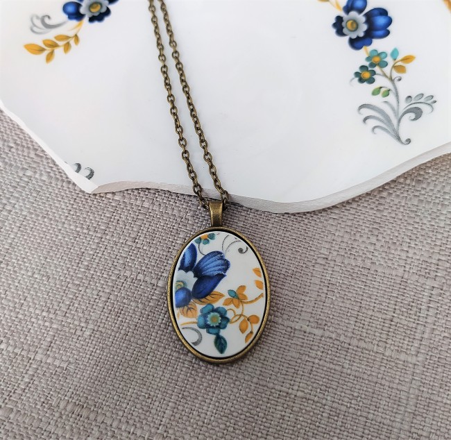 Collier MINI BROKEN SAPHIR posé, fragment de faïence Moulin des Loups modèle Chaillot, création artisanale française unique et poétique.