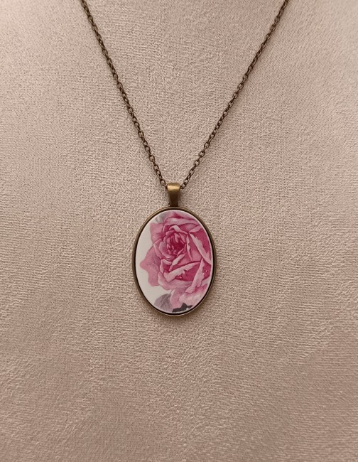 Collier romantika porté fleur rose – Vaisselle recyclée – Création française