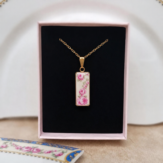 Collier artisanal Pivoine présenté dans son écrin prêt à offrir, idée cadeau pour femme, Noël ou noces de porcelaine.