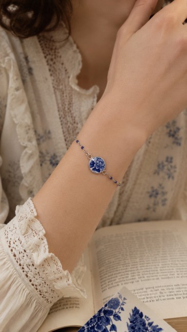 Bracelet Bleu Vintage porté au poignet pour visualiser son élégance, sa finesse et son confort au quotidien.