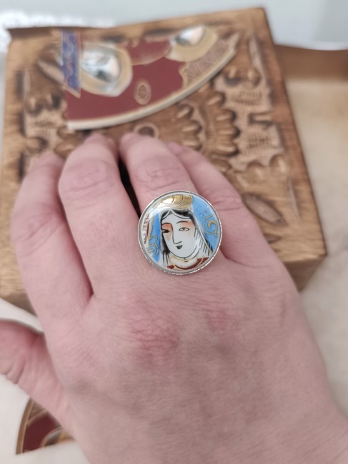Bague réglable en porcelaine japonaise Satsuma, portée au doigt, création artisanale française faite main.
