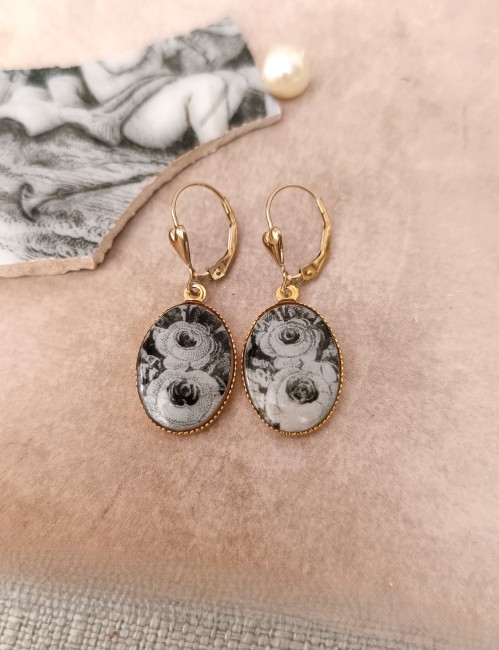boucles-oreilles-relique-roses-noires-blanches-ovale-plaqué-or-fond-clair