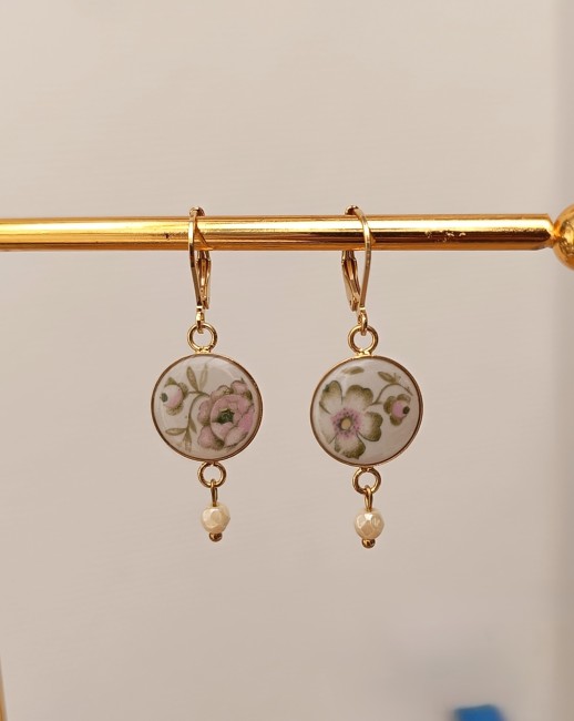 Boucles d'oreilles en porcelaine ancienne sur présentoir, montées sur des dormeuses plaquées or 24 carats avec finition en résine brillante.  Photo 4