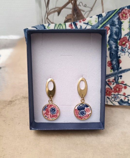 Boucles CHERRY présentées dans leur écrin en kraft recyclé, bijou artisanal français en faïence japonaise, parfait pour offrir.