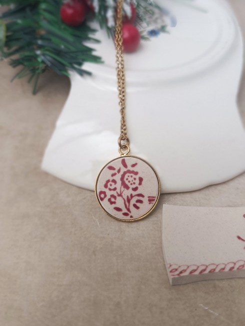 Collier SIROPI vu de profil, montrant la finesse et la légèreté du pendentif en porcelaine anglaise Johnson Bros motif Coaching.