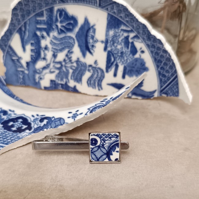 Pince à cravate personnalisée réalisée à partir d'une véritable faïence anglaise ancienne, cadeau artisanal pour célébrer les noces de faïence.
