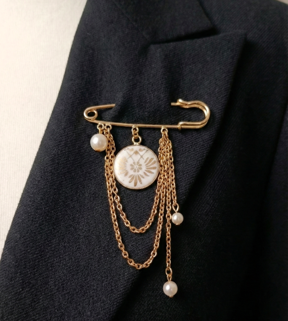 Broche Céleste – Porcelaine de Limoges blanc et or - Broken Art