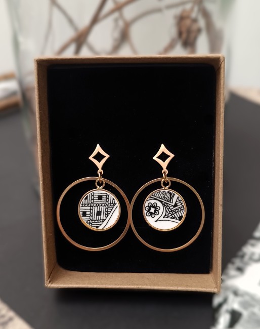 Boucles-dorées-anneaux-Sonate–Bijou-faïence-ancienne-creation-artisanale-française Bijou Sonate en faïence ancienne, fait main à Calais. Boucles dans leur écrin uniques et poétiques, parfaites pour offrir à Noël.