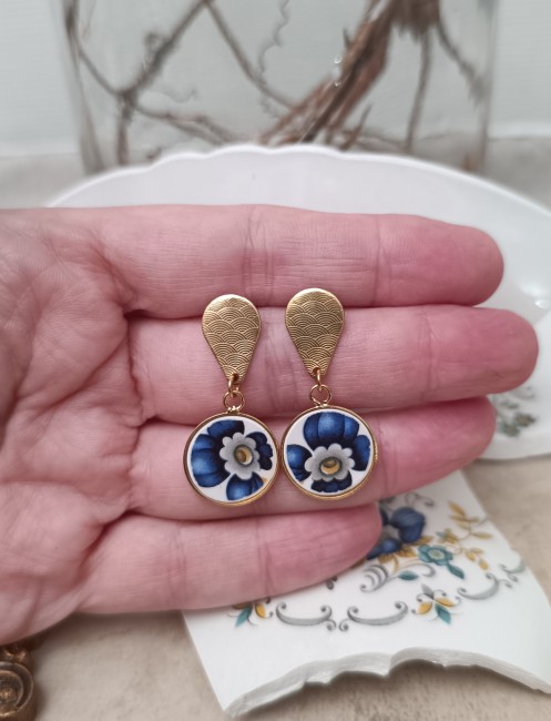 Création artisanale française : boucles d’oreilles “Saphir” issues d’une faïence vintage Moulin des Loups, légères et élégantes.