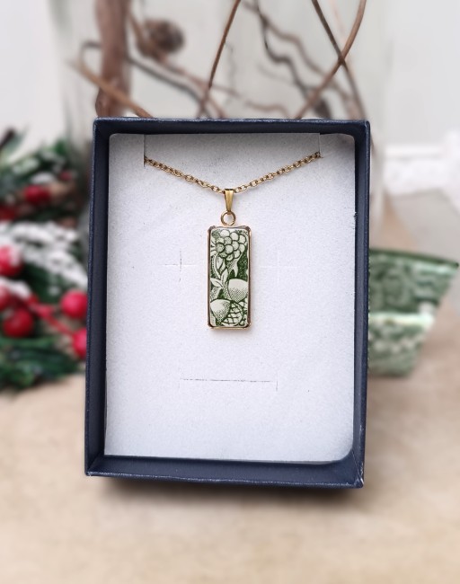 Finitions du collier Botanika – dans son écri et prêt à offrir