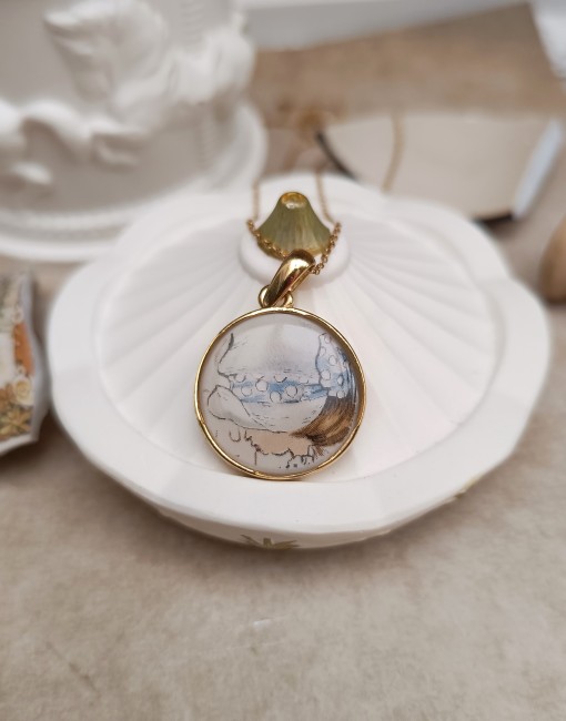 Collier Sarah Kay prêt à offrir – Boîte cadeau recyclée Collier Les Petits Bonheurs livré dans une boîte cadeau en kraft recyclé, accompagné d’une carte d’identité et d’un parchemin explicatif.