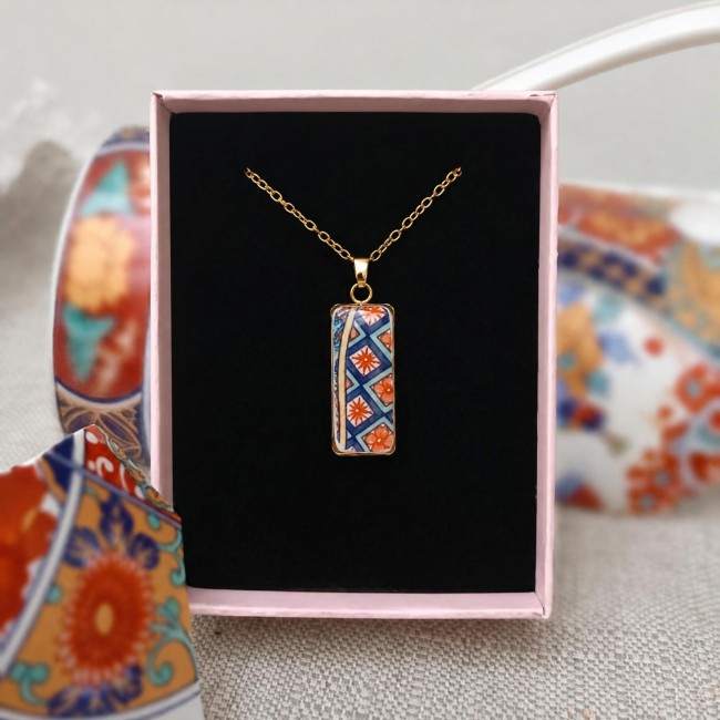 Collier artisanal IMARI en porcelaine japonaise ancienne présenté dans son écrin, idée cadeau pour noces de porcelaine ou Noël.