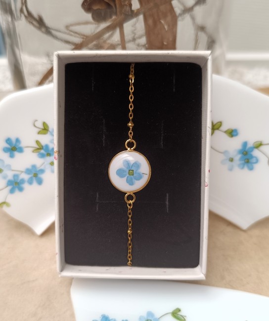 Bracelet Myosotis en assiette recyclée présenté dans son écrin.