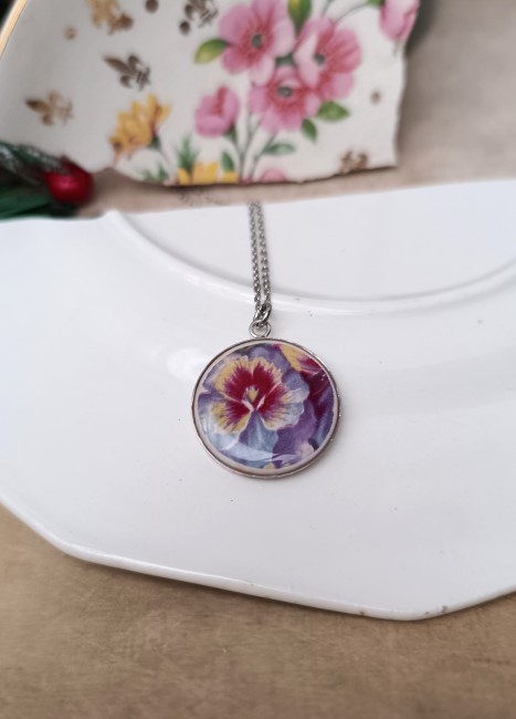 Pendentif en faïence ancienne posé sur décor. Création artisanale française en plaqué argent.