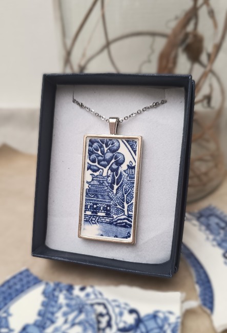 Offrez ce pendentif rectangulaire Blue Willow dans son écrin kraft recyclable. Bijou artisanal unique, fabriqué à la main à Calais.