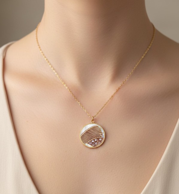 Bijou artisanal français : collier Satsuma en porcelaine ancienne, élégant, léger et chargé d’histoire.