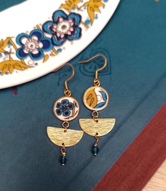 Ces boucles d’oreilles uniques ont été façonnées à partir d’une assiette modèle Nocturne de la maison Royal Tuscan.