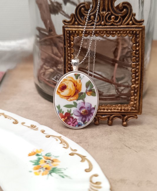 Collier POÉSIE posé, pendentif en porcelaine fine Crown Staffordshire recyclée, création artisanale française unique et éco-responsable