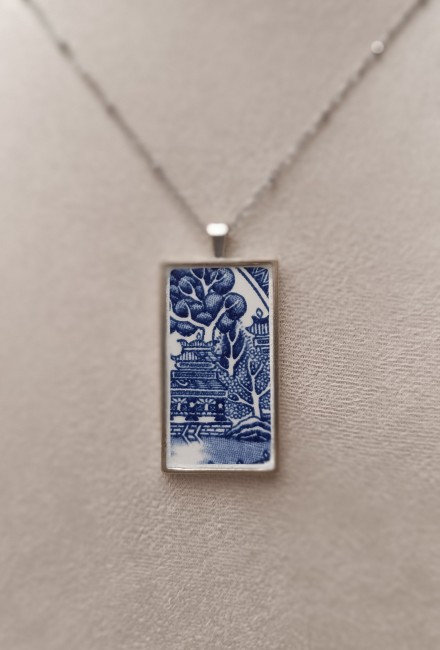 Portez ce pendentif rectangulaire Blue Willow sur votre tenue. Bijou artisanal français, entre héritage et style contemporain.