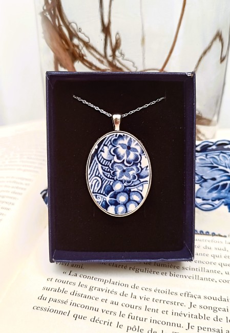 collier pendentif bleu vintage en faience anglaise dans sa boite cadeau