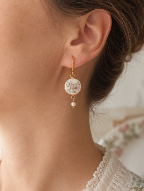 Boucles d'oreilles Trianon portées pour apprécier leur légèreté, leurs proportions et leur élégance au quotidien.