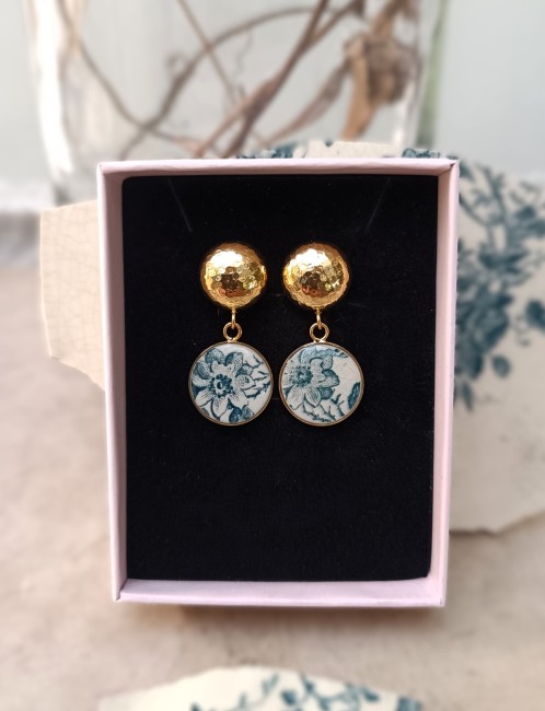 Boucles d'oreilles à clips présentées dans leur écrin prêt à offrir.