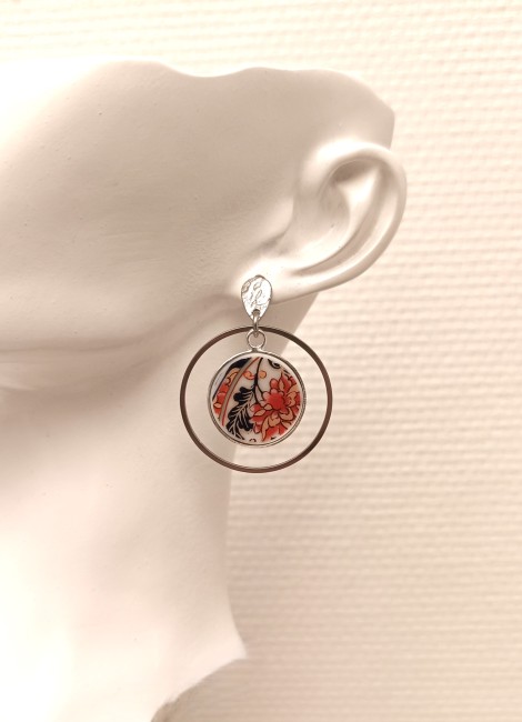 Boucles d'oreilles  IMARI portées – Bijou upcyclé en porcelaine japonaise