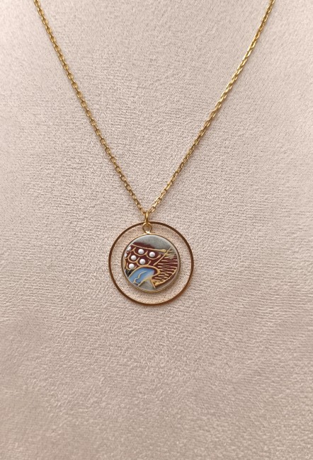 Collier Satsuma porté, bijou artisanal français en porcelaine japonaise, bijou original et plein de sens.