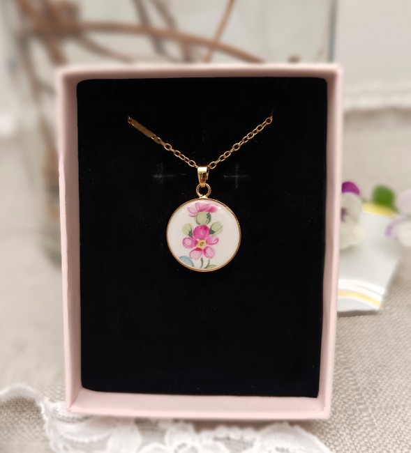 collier-poesie-ecrin-cadeau-noces-porcelaine Collier Poésie en porcelaine ancienne présenté dans son écrin, idée cadeau artisanale pour les noces de porcelaine.