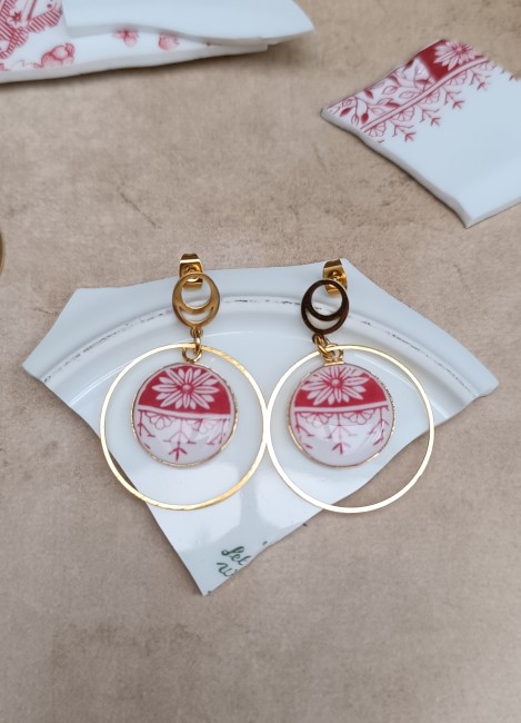 Parure personnalisée en porcelaine familiale présentée dans son écrin, idée cadeau pour conserver et transmettre un souvenir de famille.