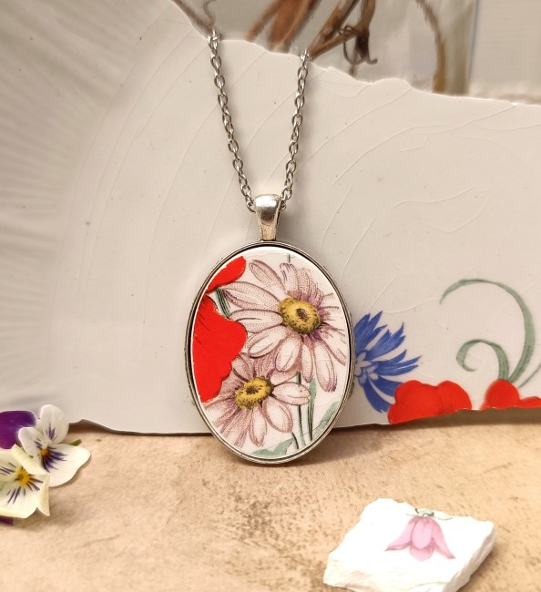 Collier Marguerites réalisé à partir d'une véritable faïence ancienne L'Amandinoise, pendentif ovale finition argent mettant en valeur une délicate marguerite.