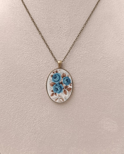 collier-idylle-faience-moulin-des-loups-rose-bleue-porte
