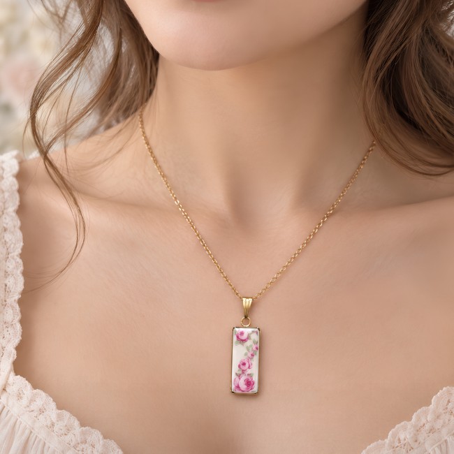 Collier Pivoine porté, bijou floral très léger en porcelaine de Limoges recyclée avec chaîne en acier inoxydable doré.