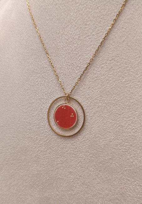 Collier en porcelaine Satsuma porté– Bijou artisanal Collier Satsuma porté sur buste en porcelaine japonaise ancienne, monté à la main en France. Bijou rare mêlant tradition et modernité.