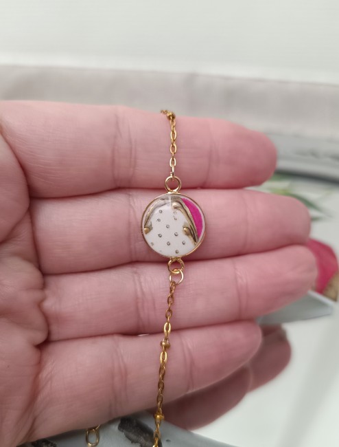 Bracelet Romantika en porcelaine ancienne, transformée à la main dans un atelier français. Pièce unique, poétique et durable.