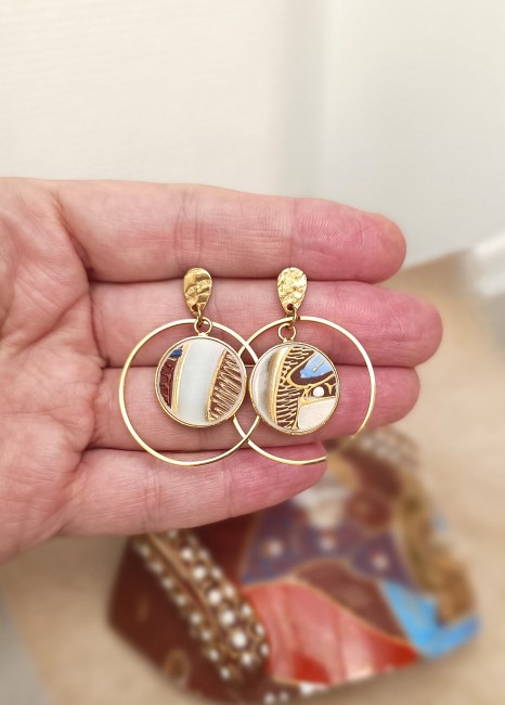 Gros plan sur les boucles Satsuma, révélant le motif délicat de fleurs de cerisier sur faïence japonaise vintage plaquée or.
