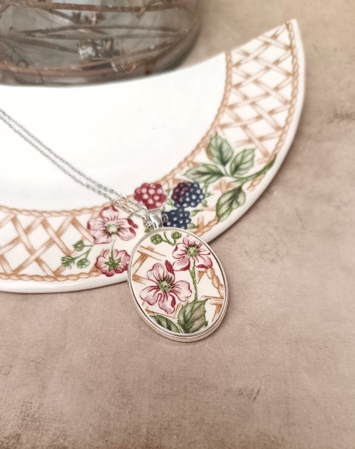 Collier jardin d'hiver posé sur un fond clair, bijou artisanal français en porcelaine upcyclée et unique.