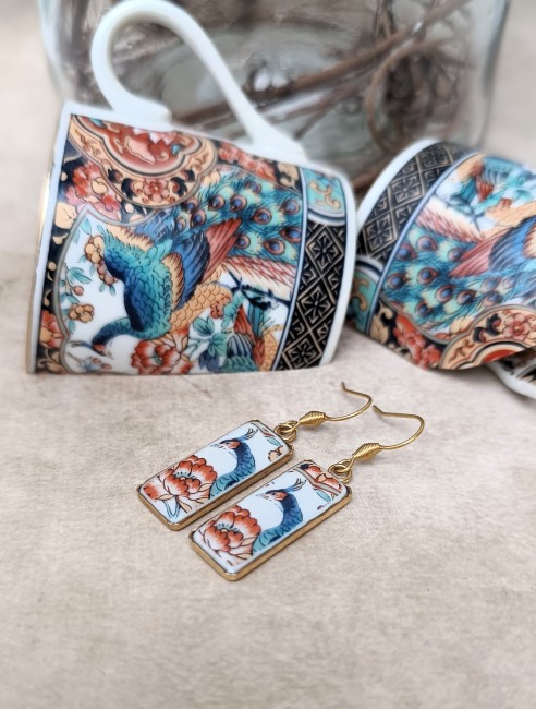 Boucles d’oreilles ImarI en porcelaine japonaise de 1928, fragments d’une sous-tasse ancienne, bijou unique façonné à la main à Calais.