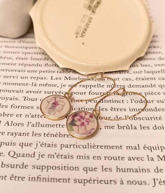 Boucles d'oreilles créoles réalisées à partir de faïence ancienne, posées sur un fond clair.